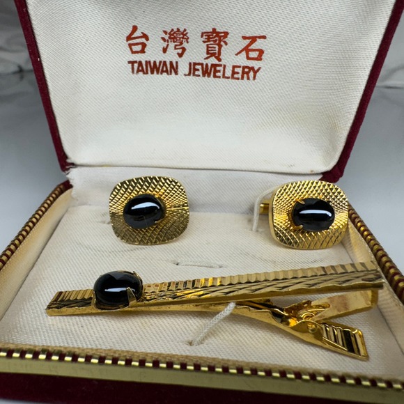 Taiwan Jewelry Gold Tone Black Cufflinks and‎ Tie Clip Set - Picture 4 of 16